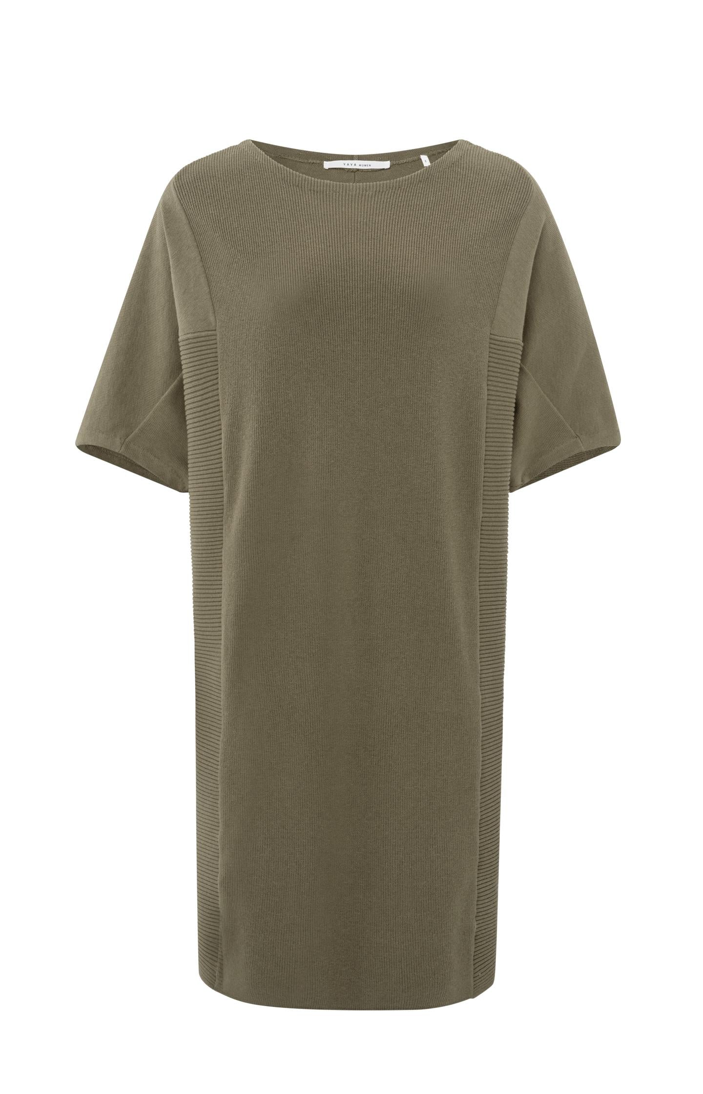 Dress with short sleeves, round neck and knitted structure