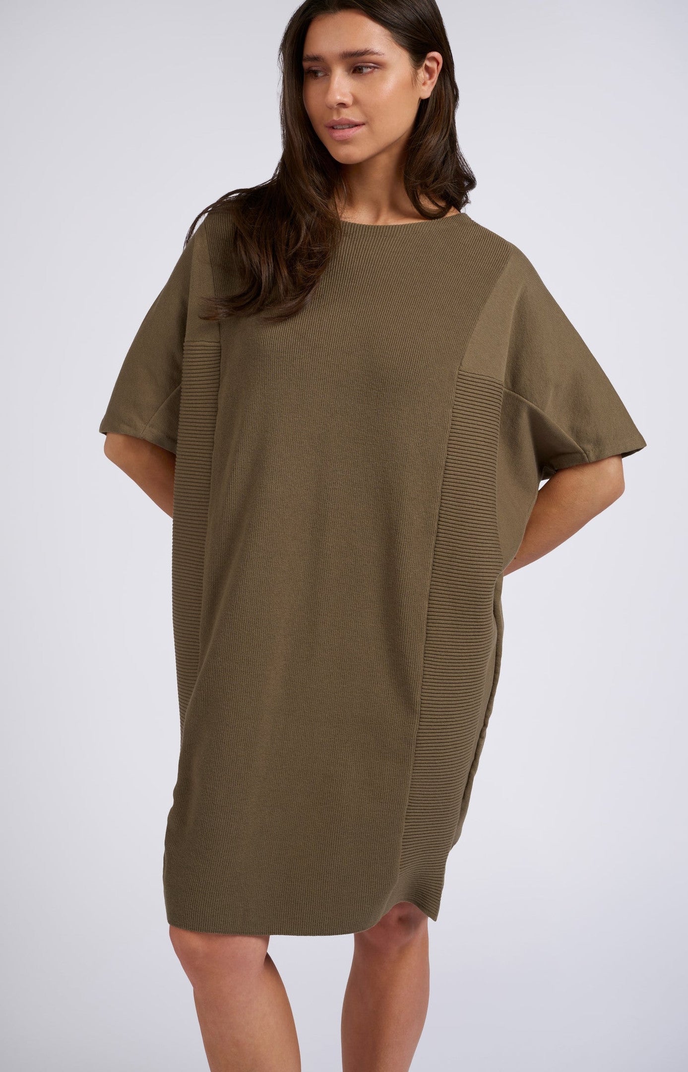 Dress with short sleeves, round neck and knitted structure