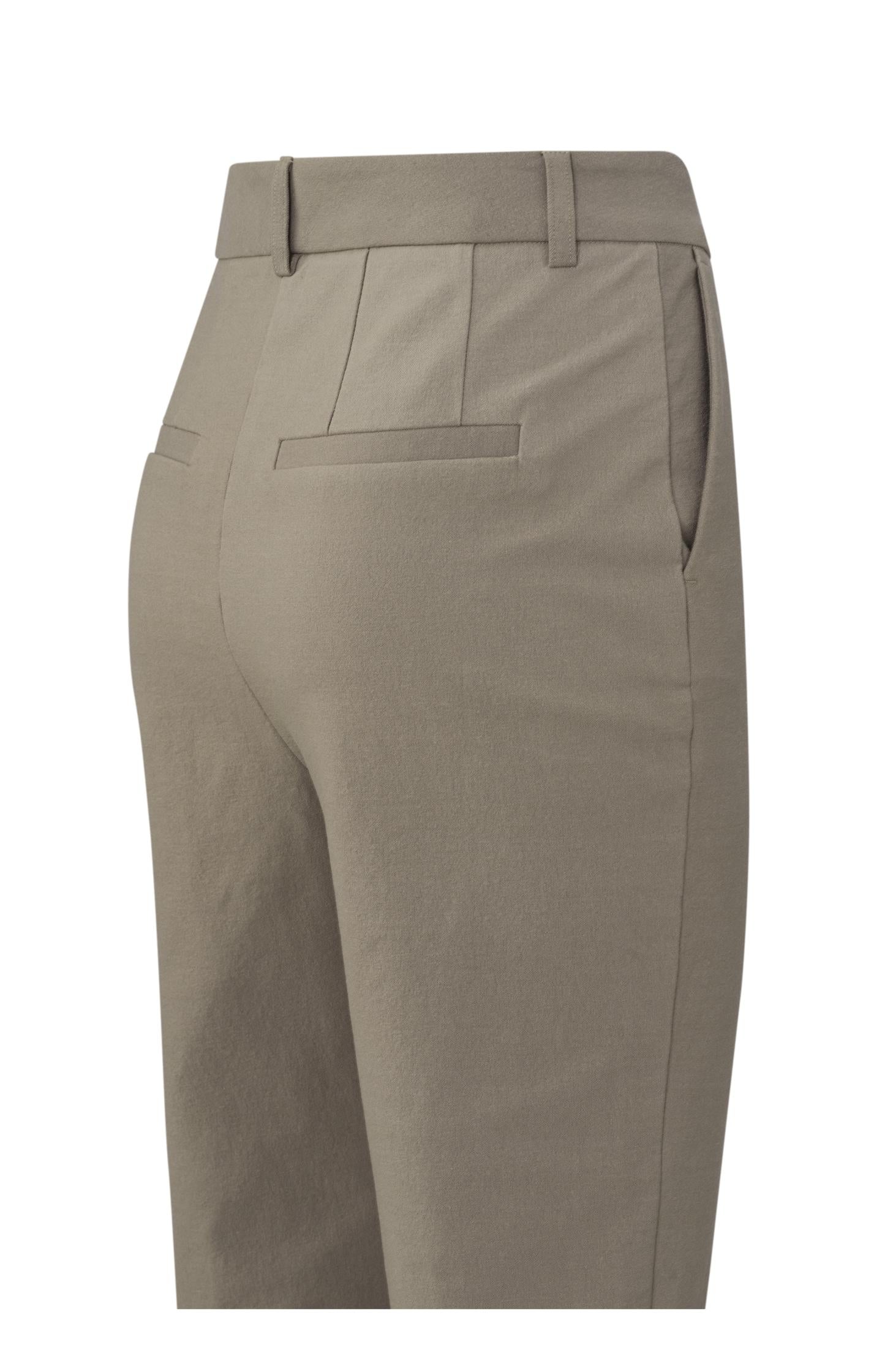 Woven chino with straight legs, side pockets and zipper