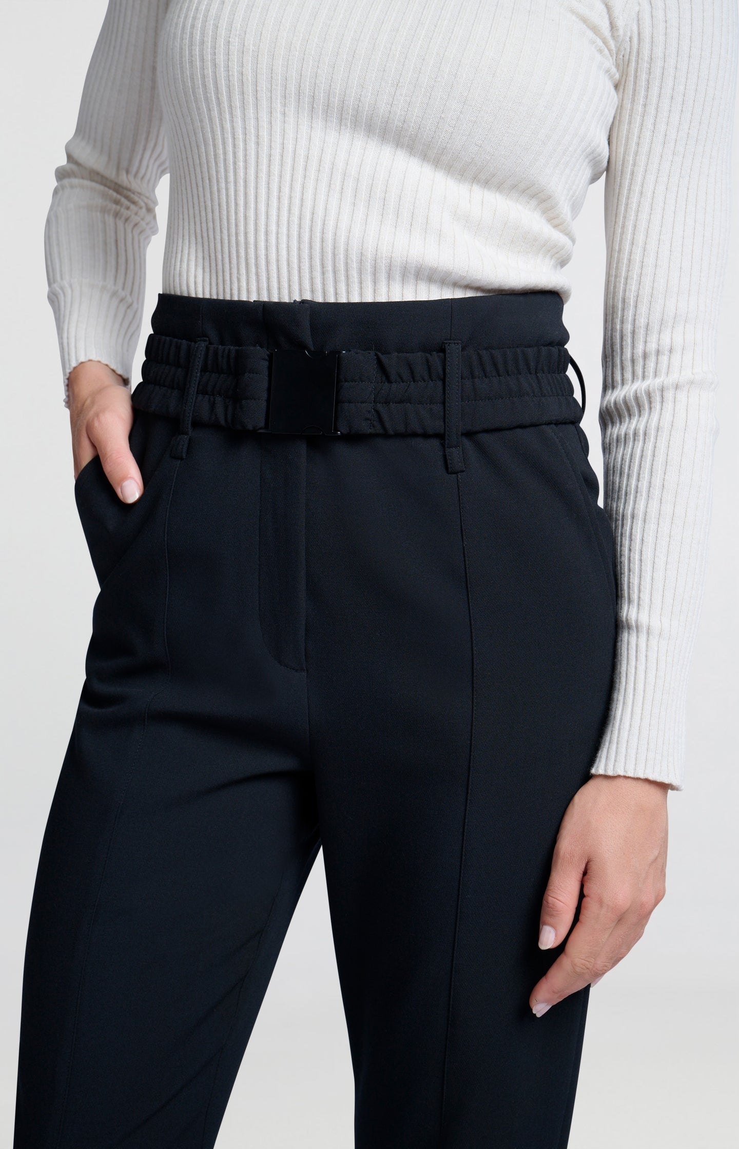 Woven pants with high waist and straight legs