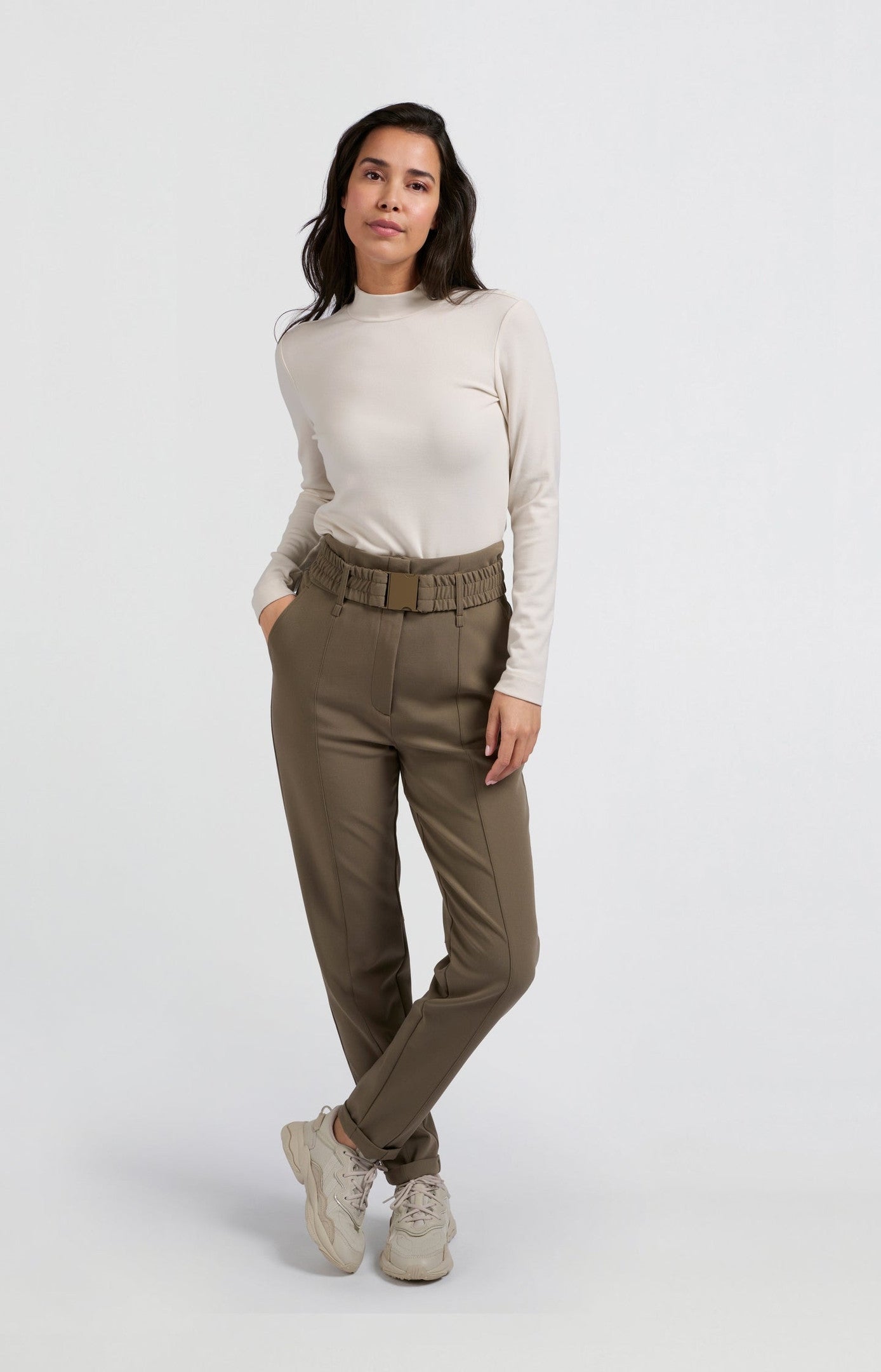 Woven pants with high waist and straight legs