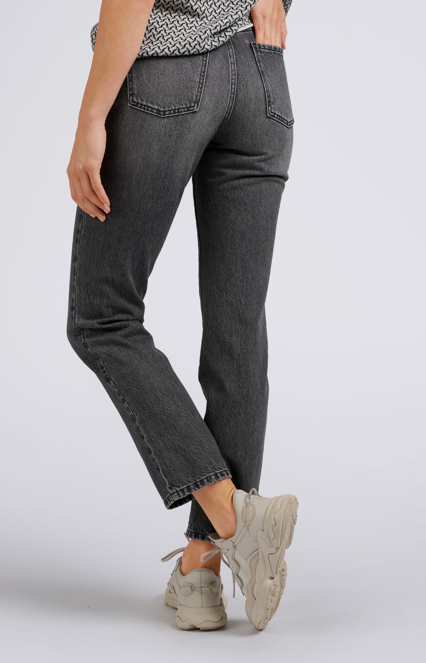 Dark jeans with high waist, straight legs and pockets