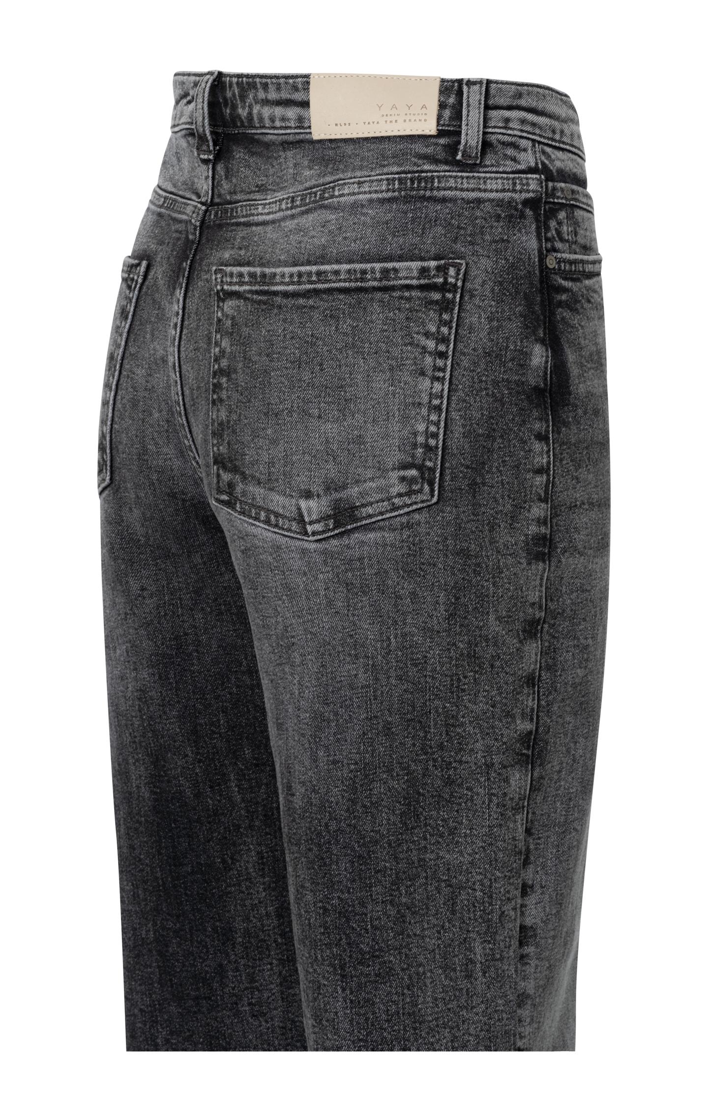 Dark jeans with high waist, wide legs and pockets