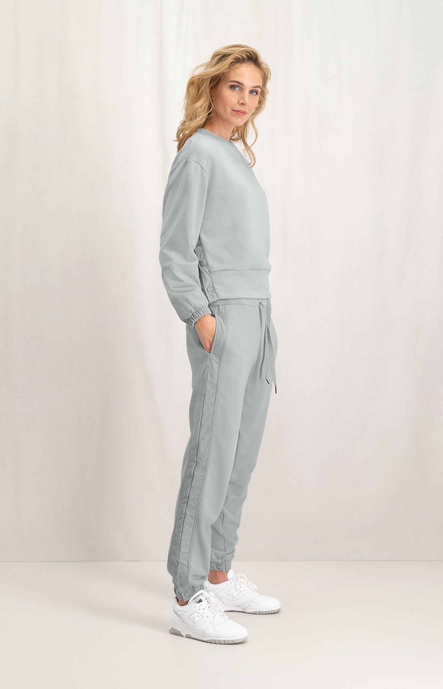 Jersey jogging trousers with straight legs and drawstring