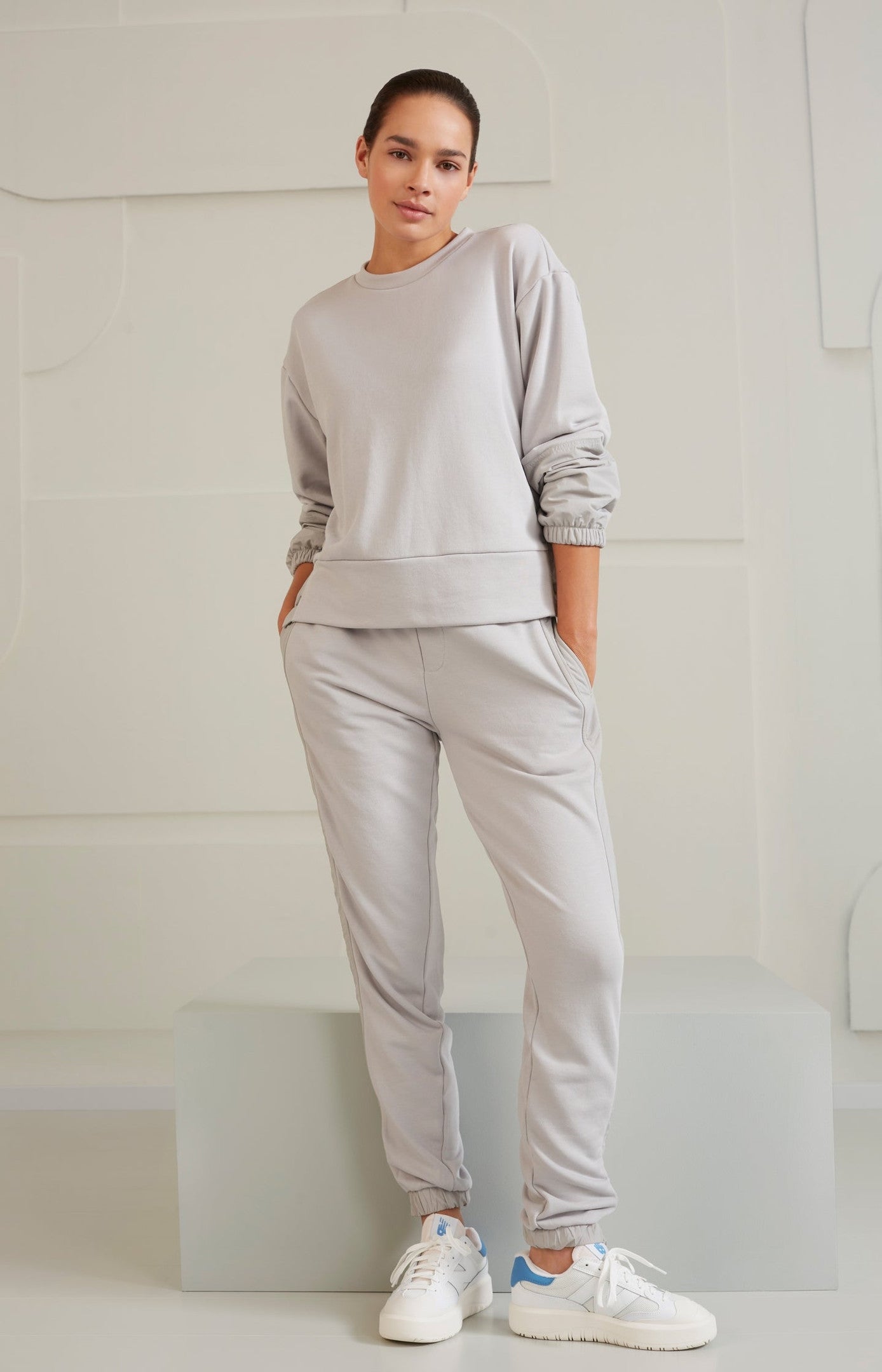 Jersey jogging trousers with straight legs and drawstring