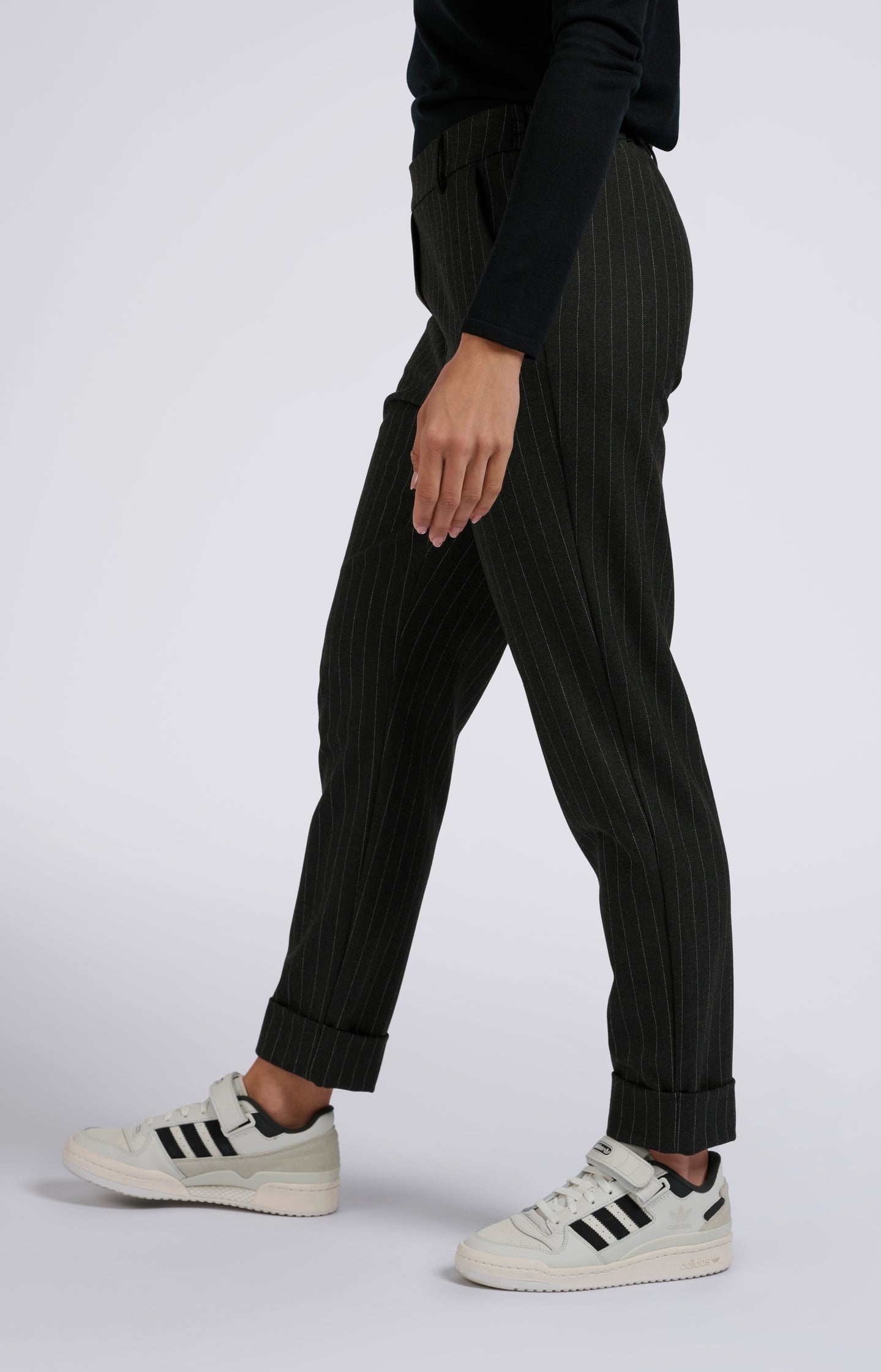 Pants with pinstripes, elastic waist and pockets