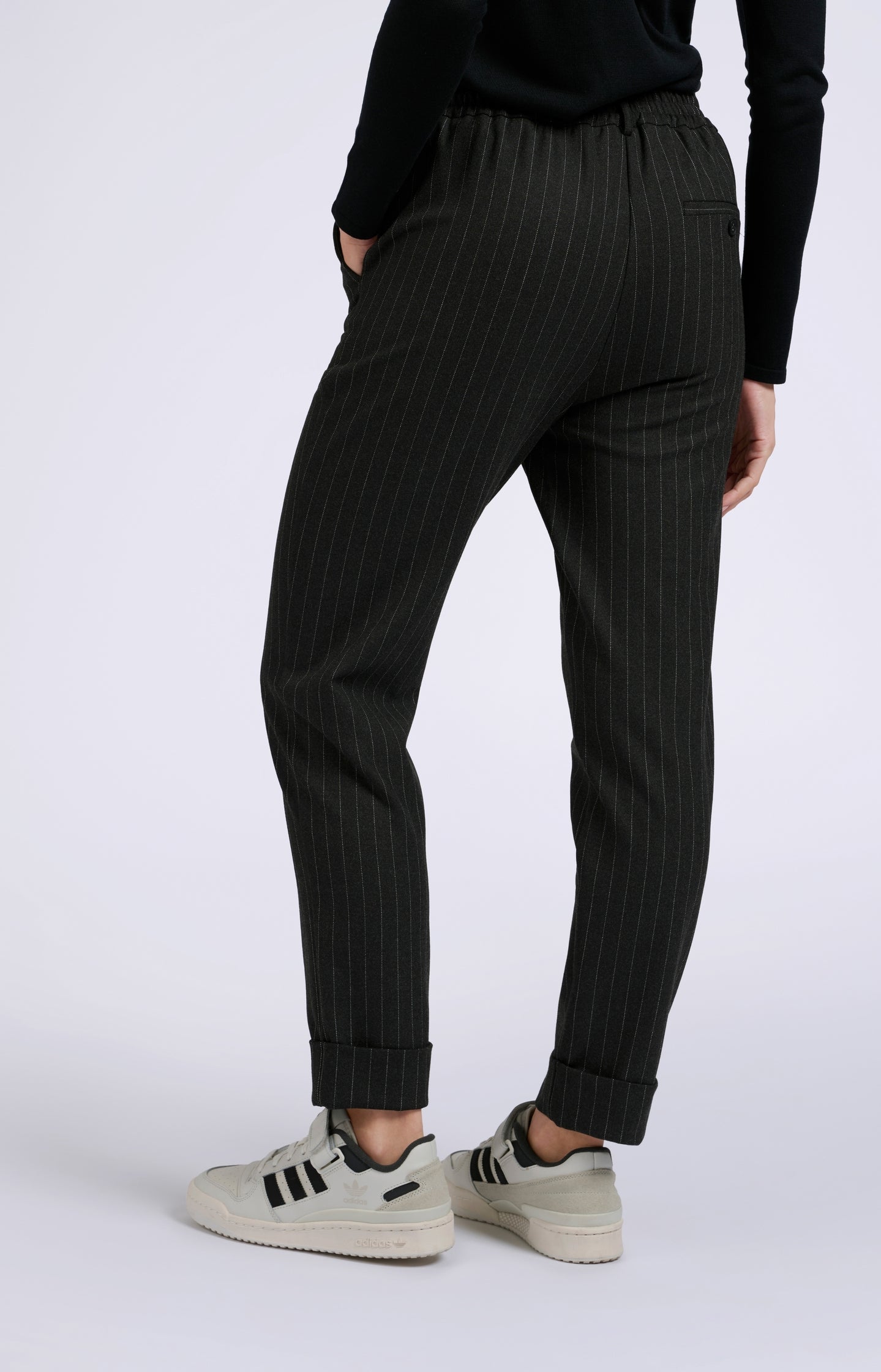 Pants with pinstripes, elastic waist and pockets