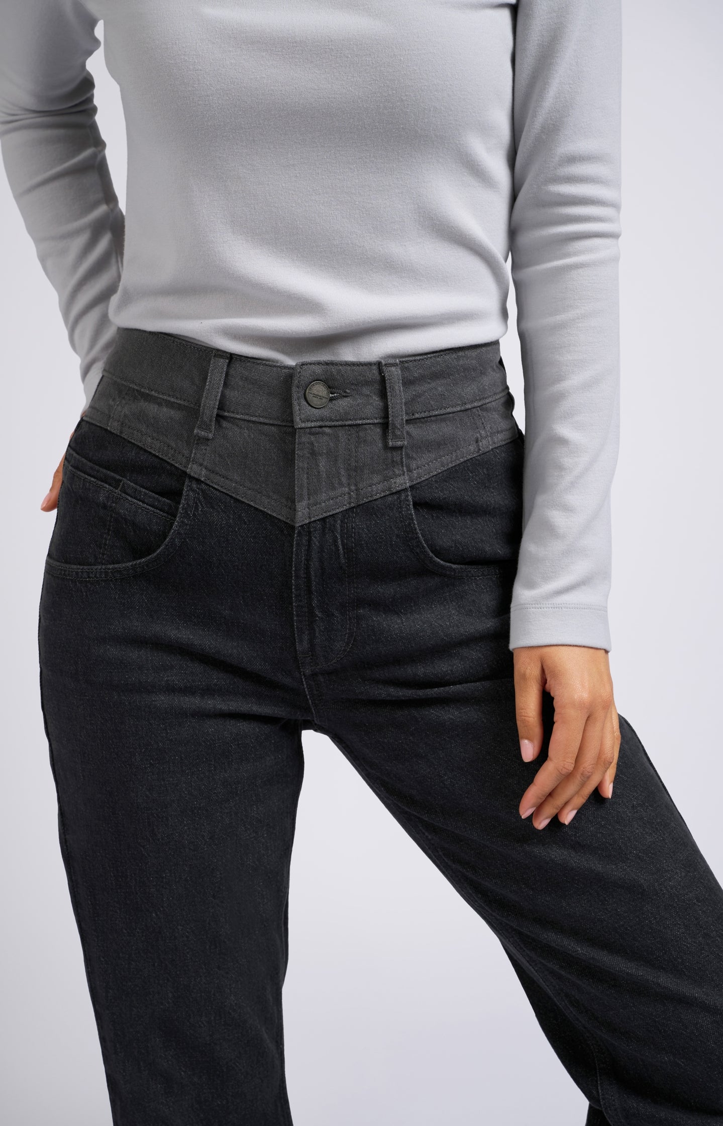 Two-tone jeans with high waist, straight legs and pockets