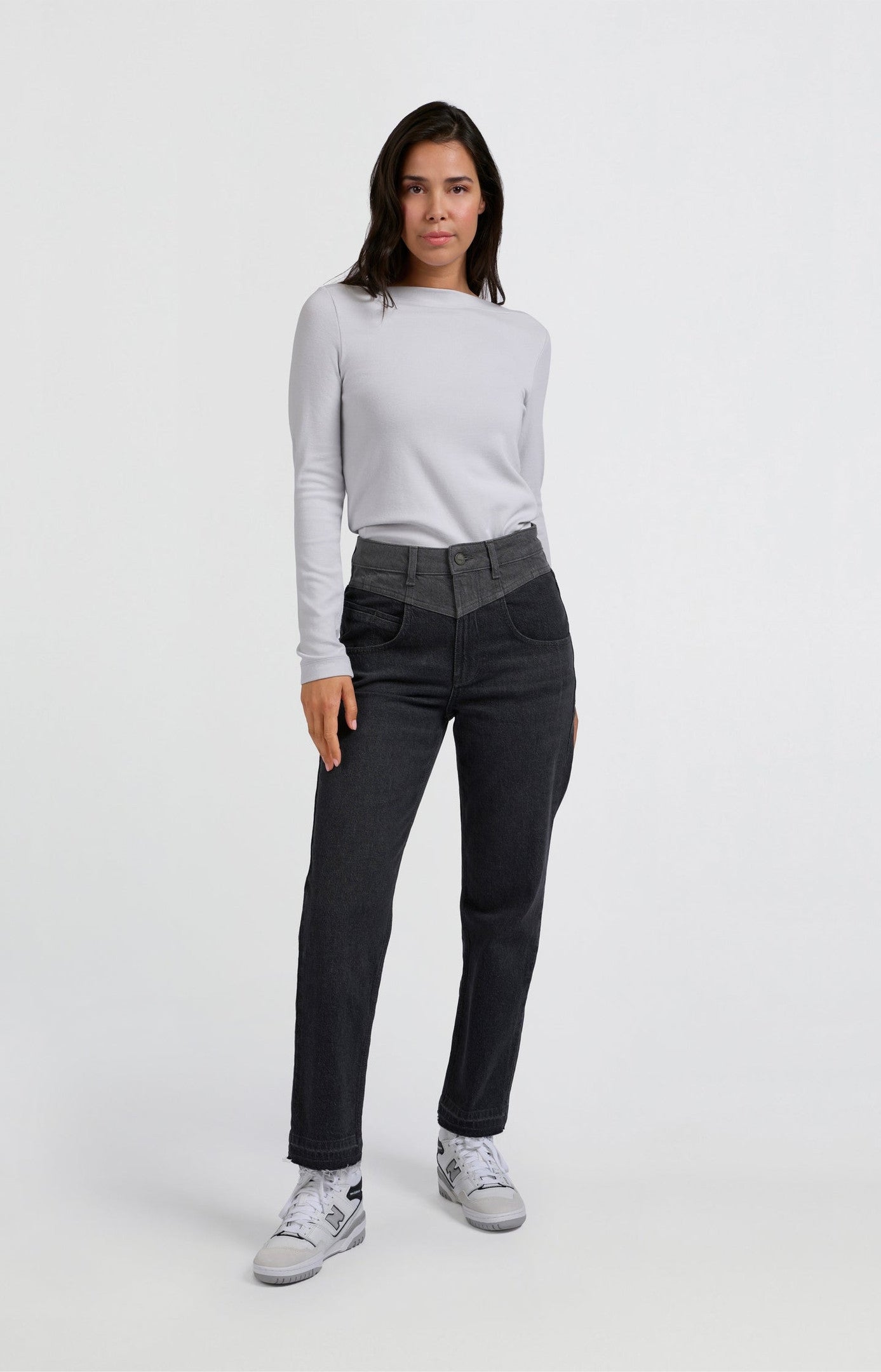 Two-tone jeans with high waist, straight legs and pockets