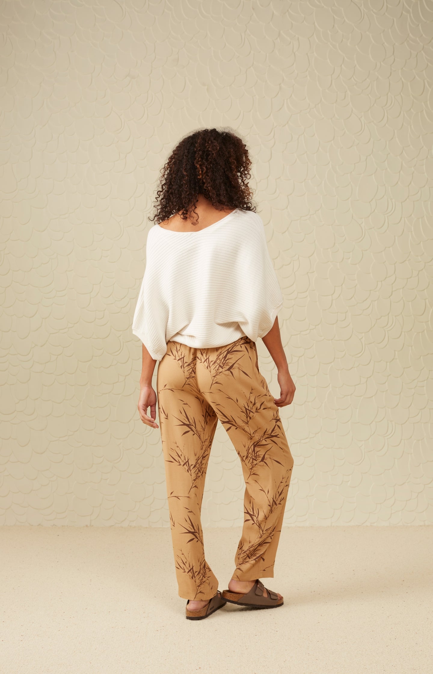 Trousers with elastic waist, side pockets and bamboo print