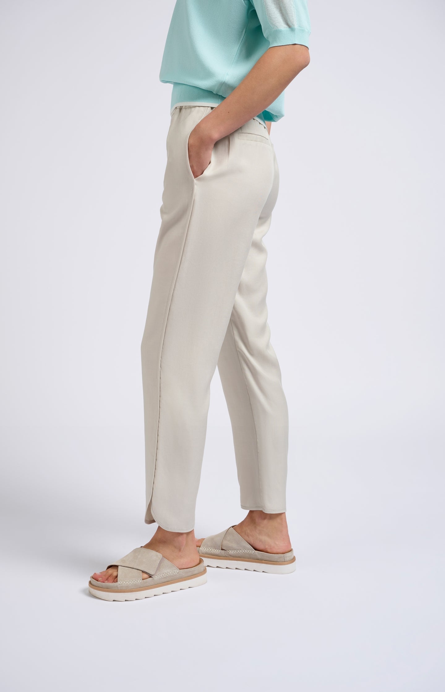 Woven trousers with elastic waist and straight legs