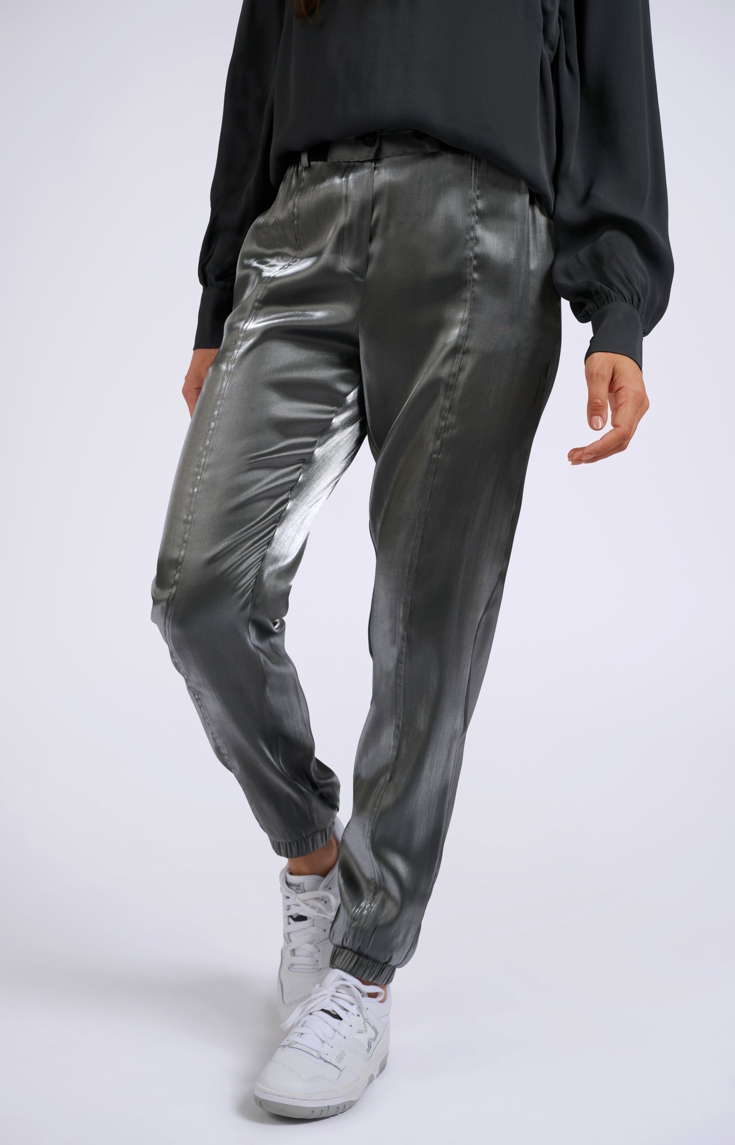 Silver metallic pants with elastic belt and pockets