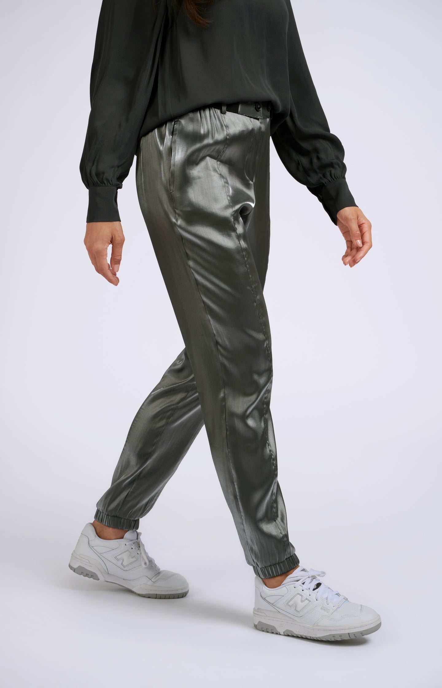 Silver metallic pants with elastic belt and pockets