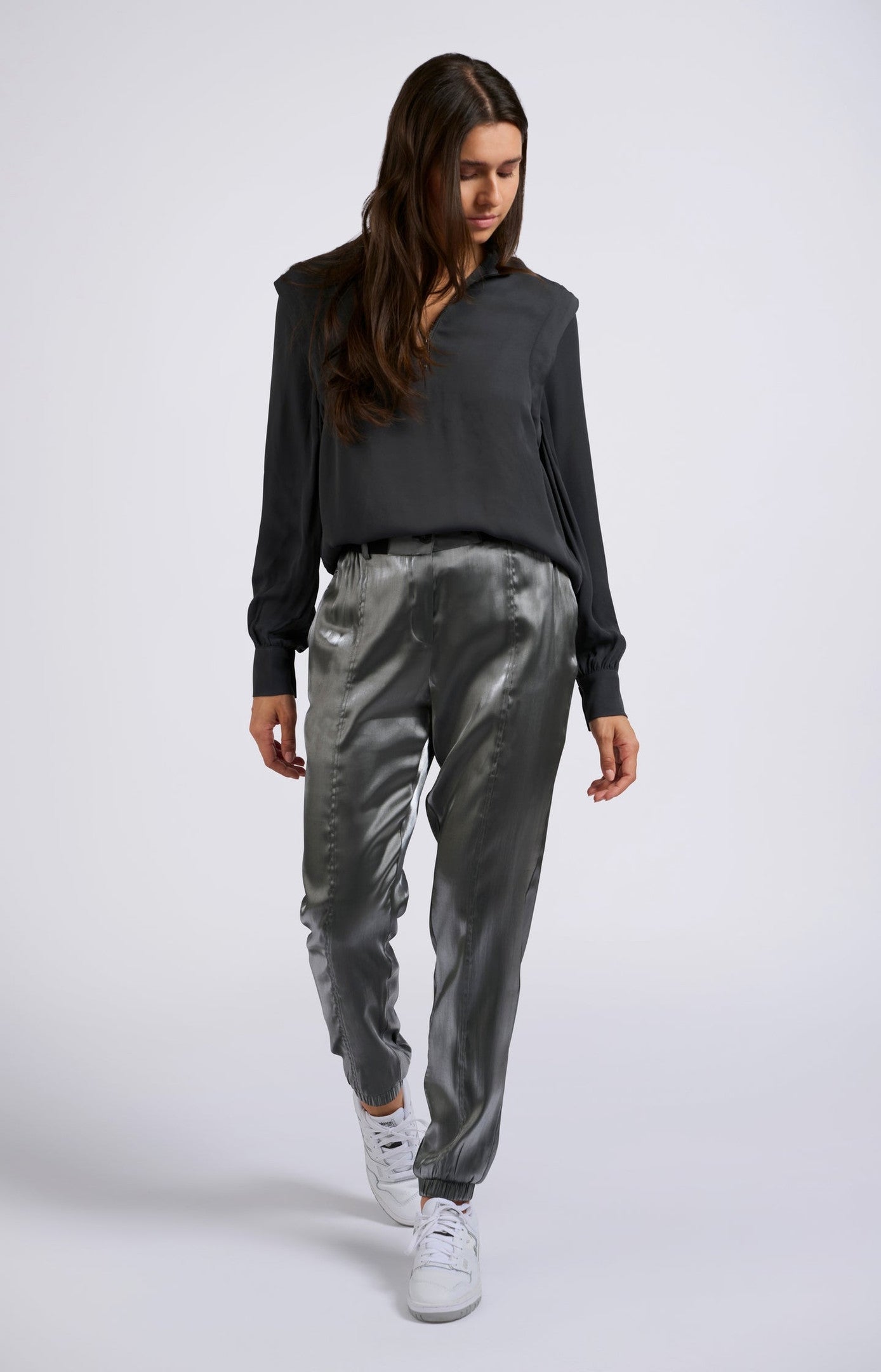 Silver metallic pants with elastic belt and pockets