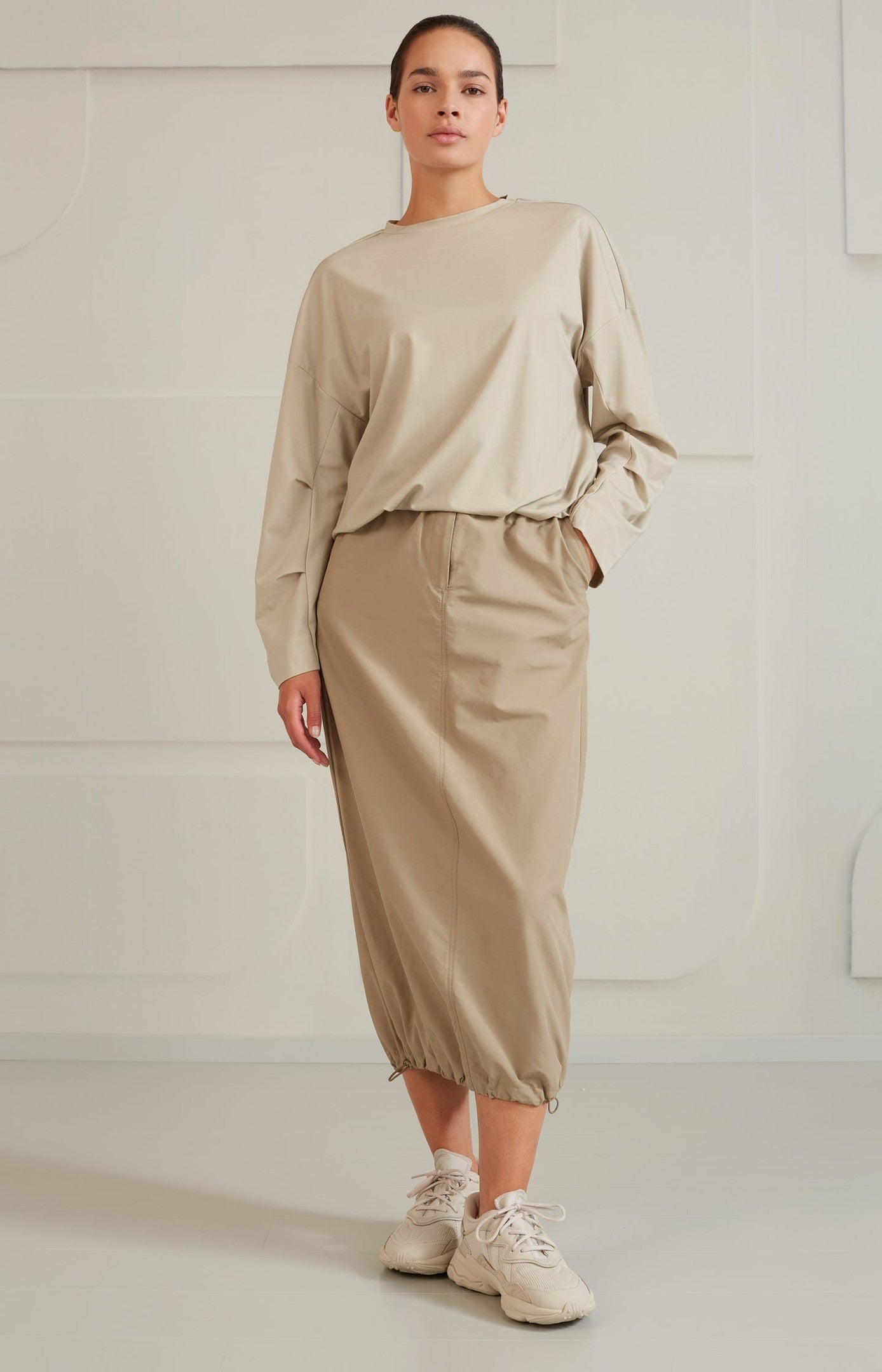 Cargo midi skirt with pockets and a drawstring in nylon