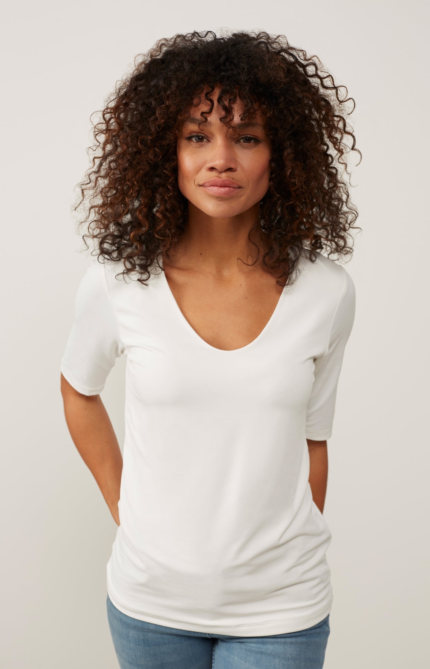 Basic T-shirt with round V-neck and mid-length sleeves