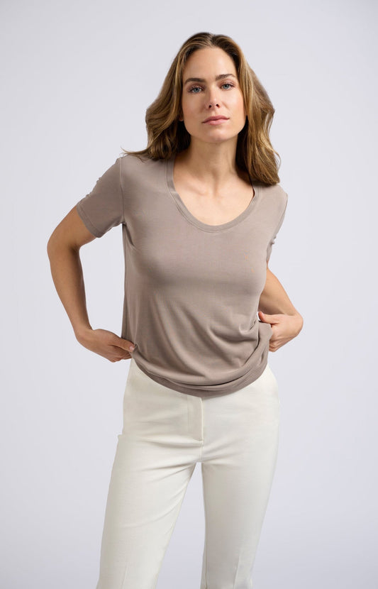 T-shirt with round V-neck and short sleeves in regular fit