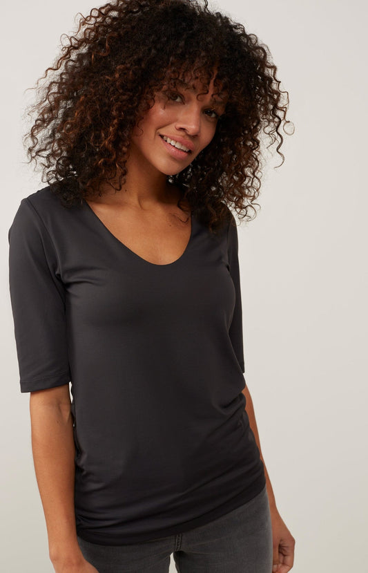 Basic T-shirt with round V-neck and mid-length sleeves