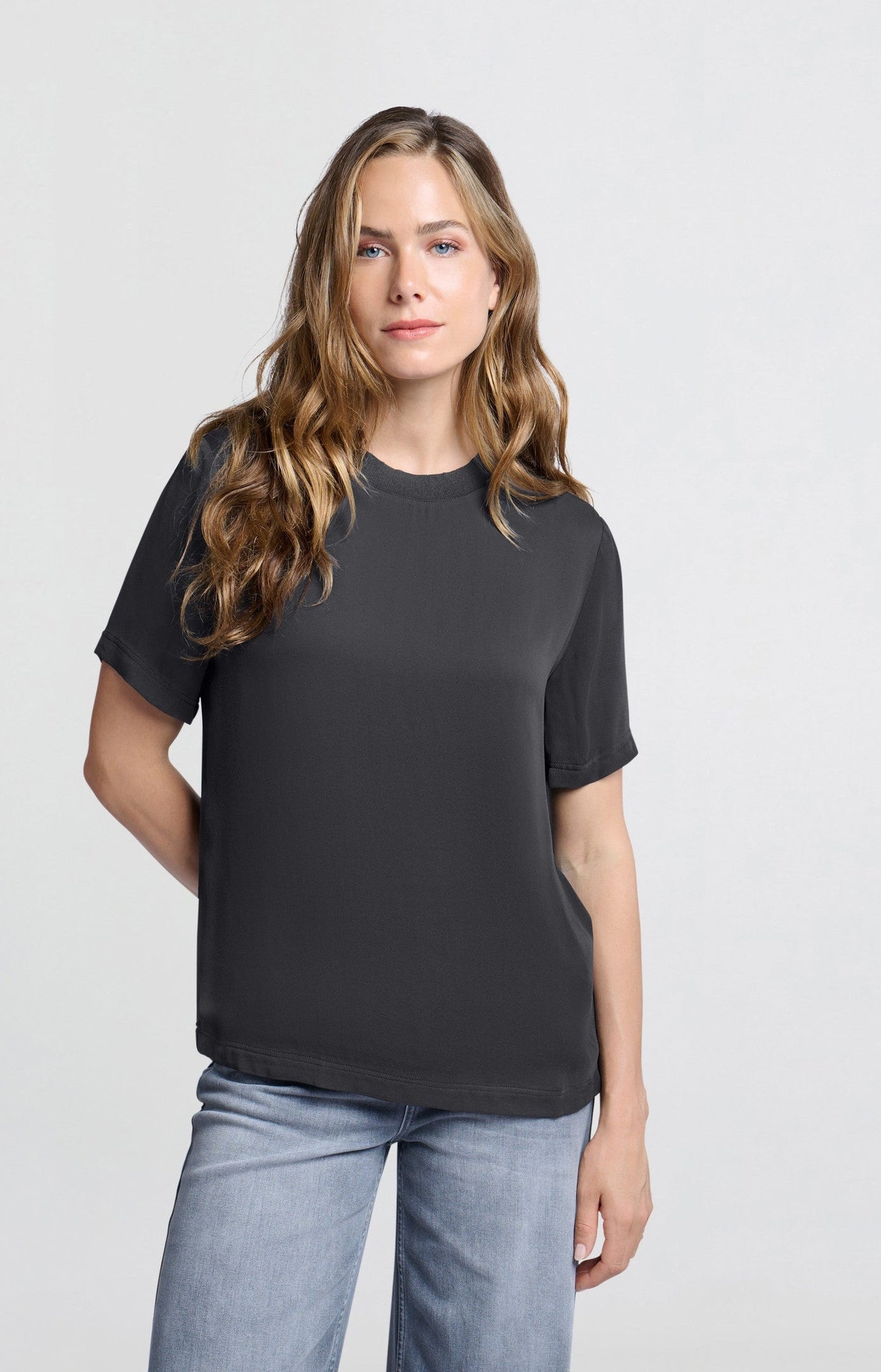 Woven top with short sleeves, pleats and round neck