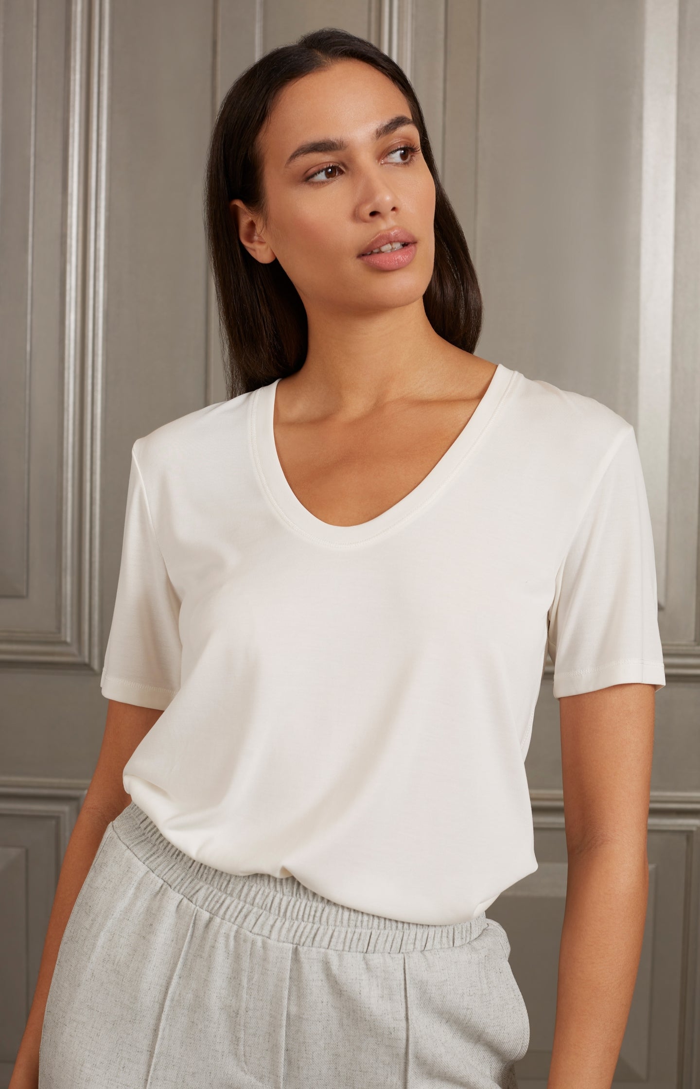 T-shirt with round V-neck and short sleeves in regular fit