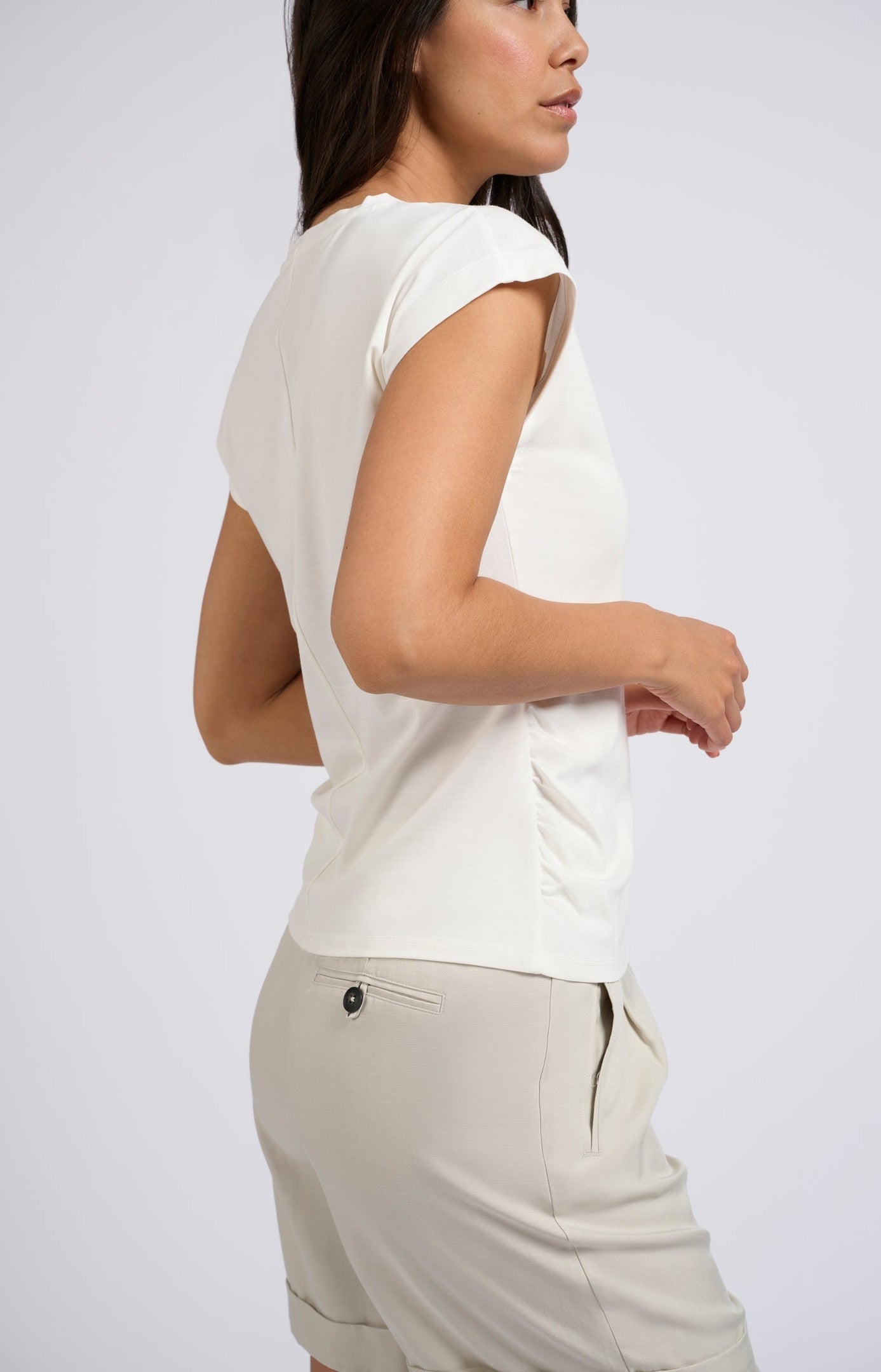 Top with round neck, cap sleeves and gathered seams