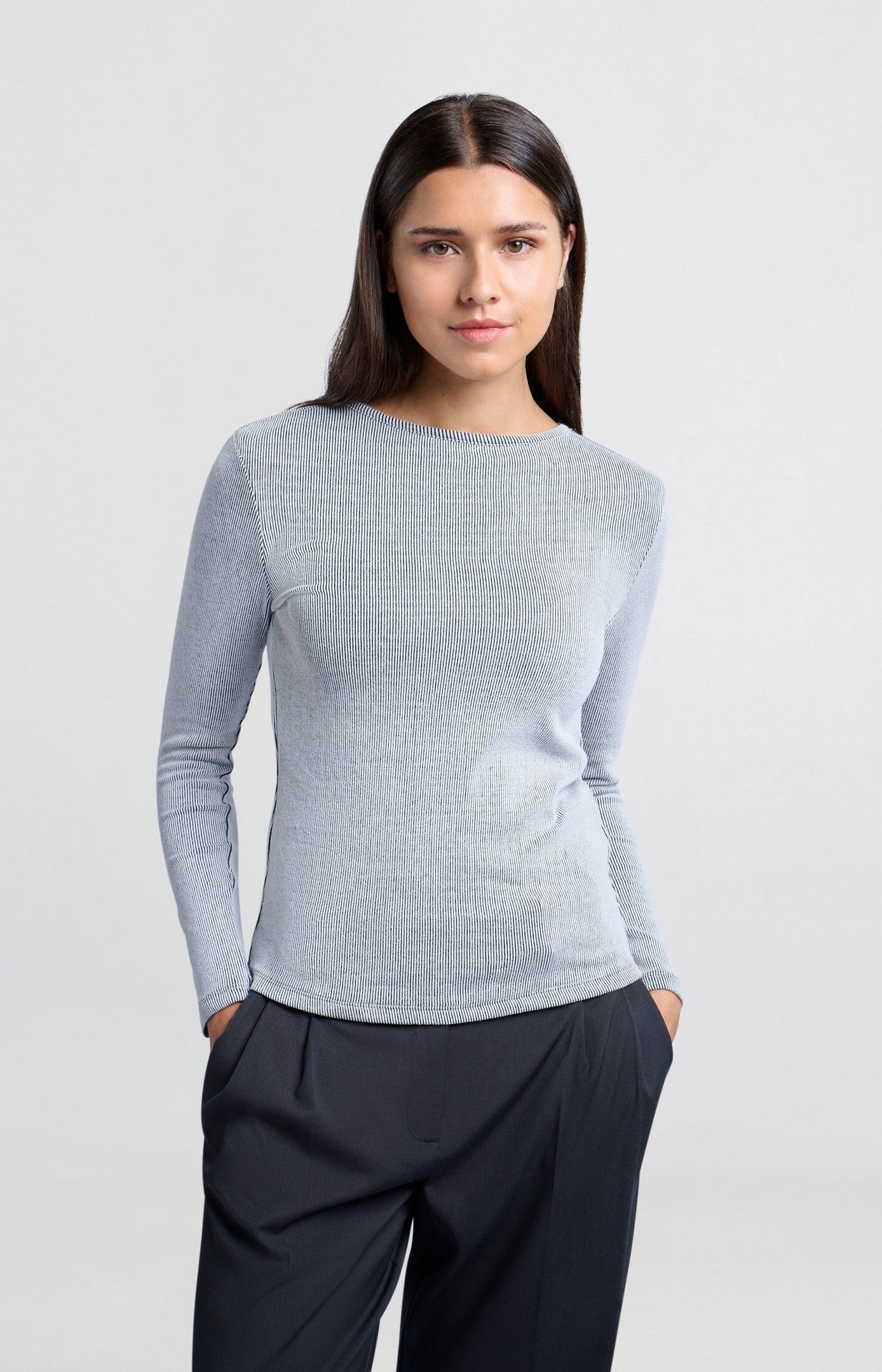 Ribbed top with long sleeves, round neck and shoulder pads