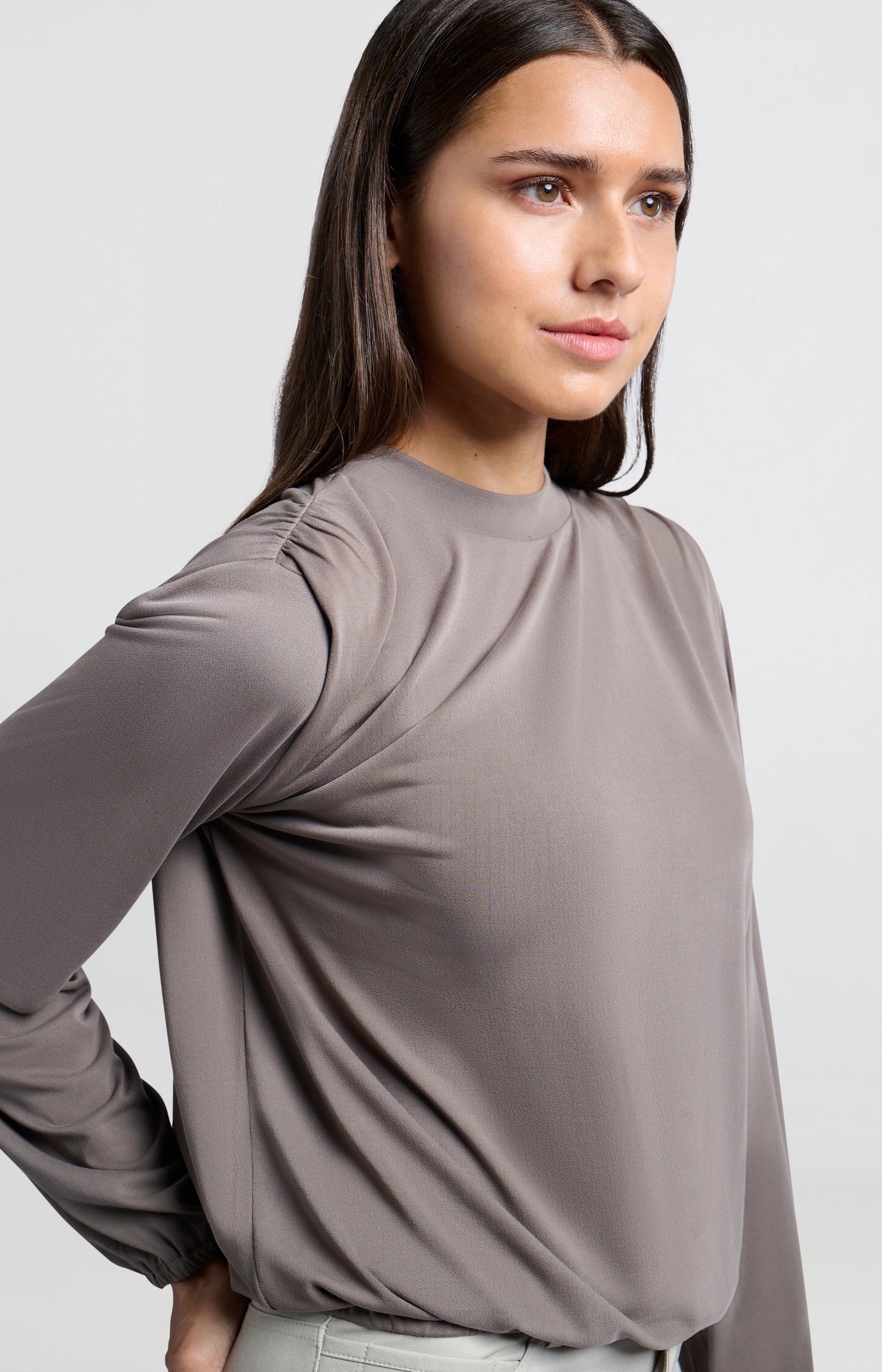 Flowing jersey top with long sleeves and round neck