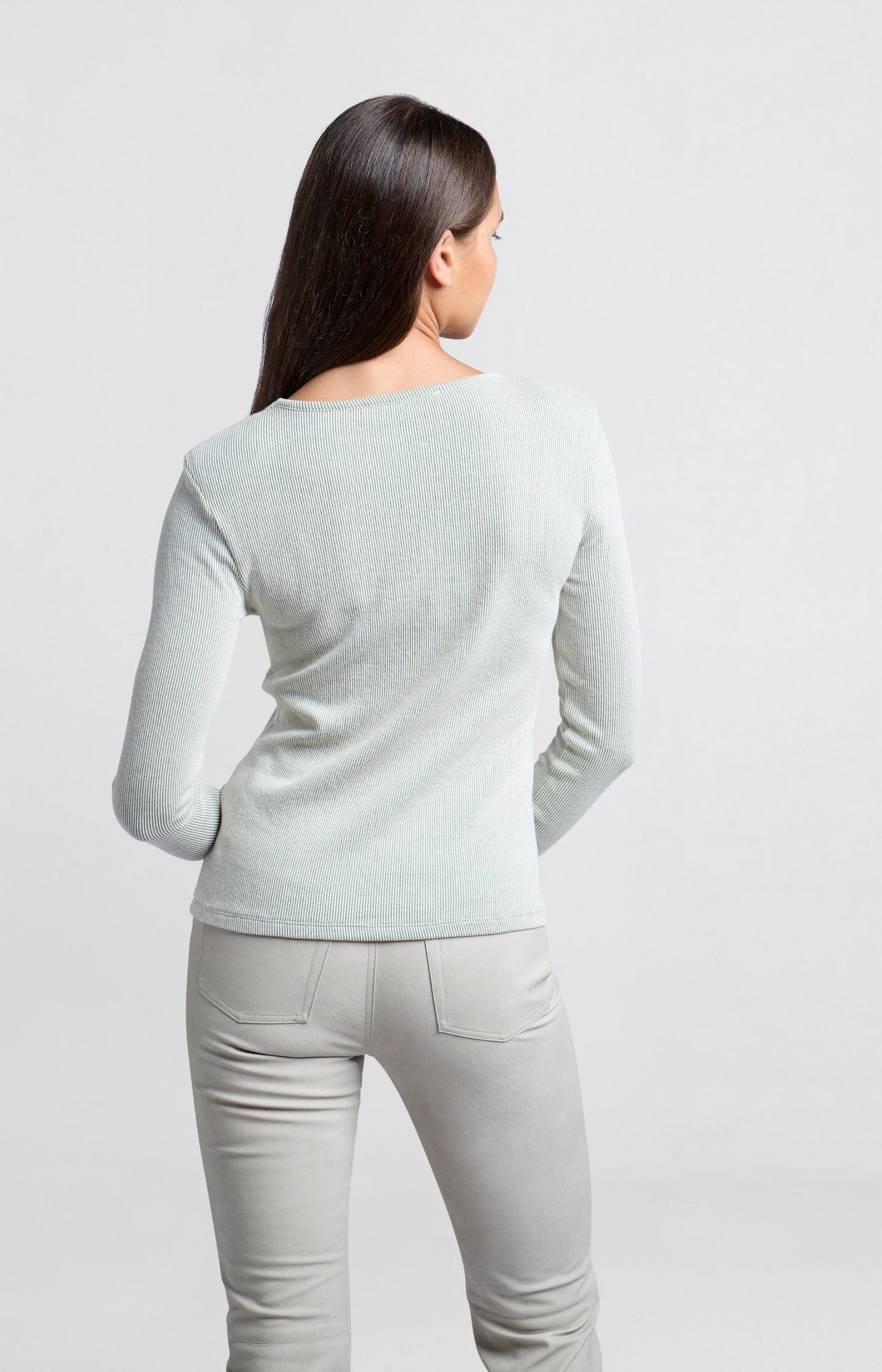 Ribbed top with long sleeves, round neck and shoulder pads