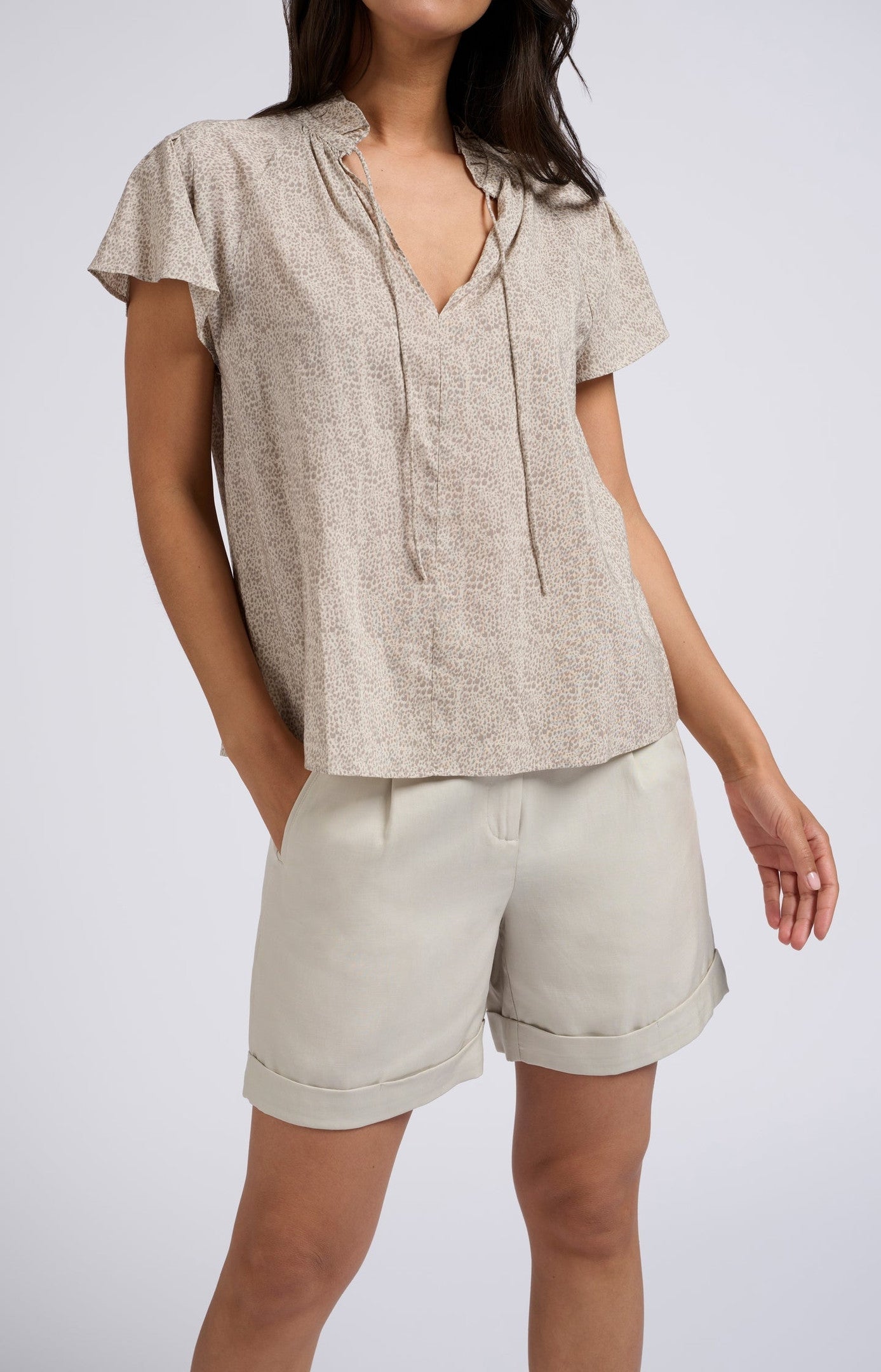 Top with high ruffled neck, short sleeves and print