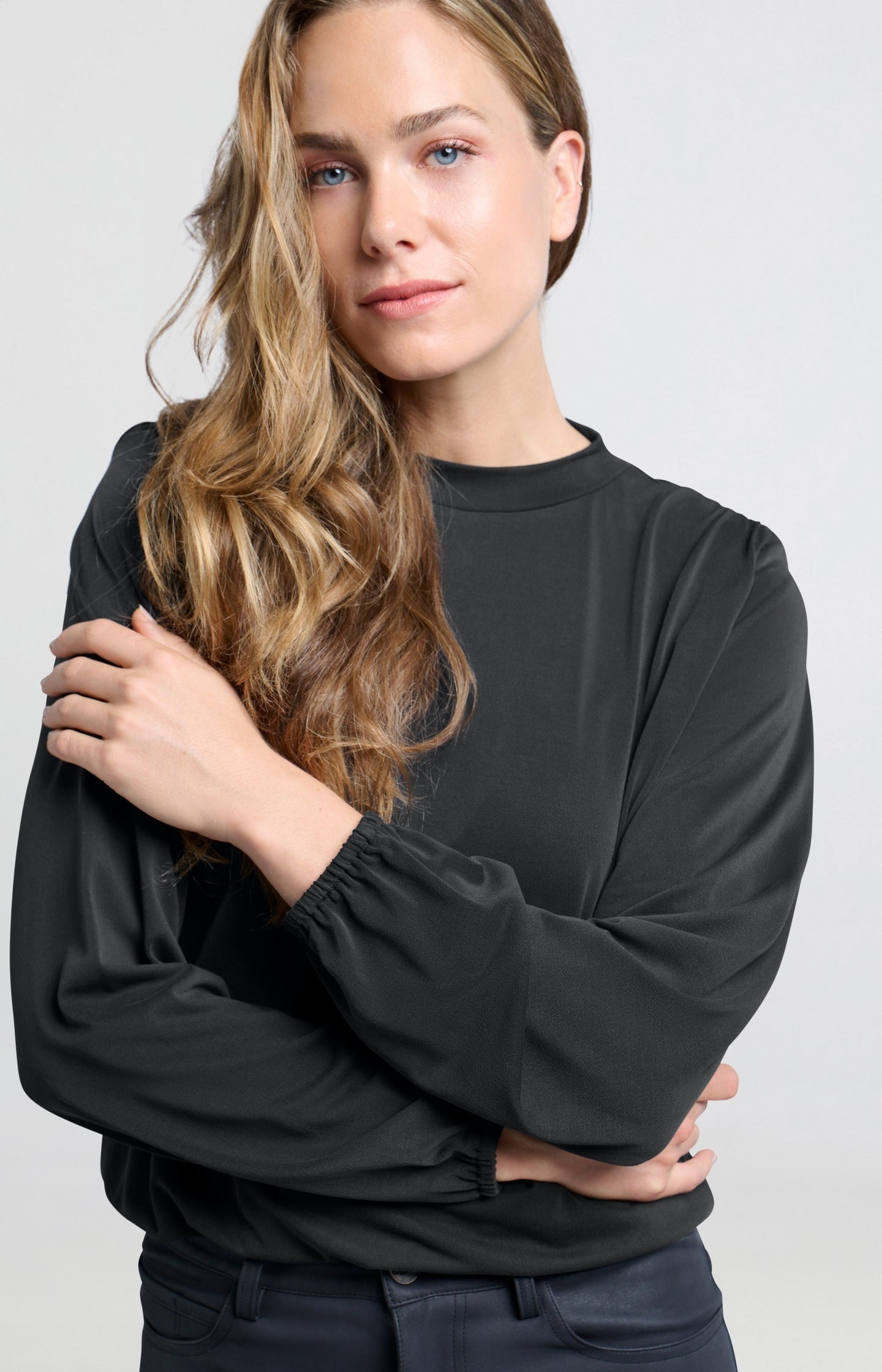 Flowing jersey top with long sleeves and round neck