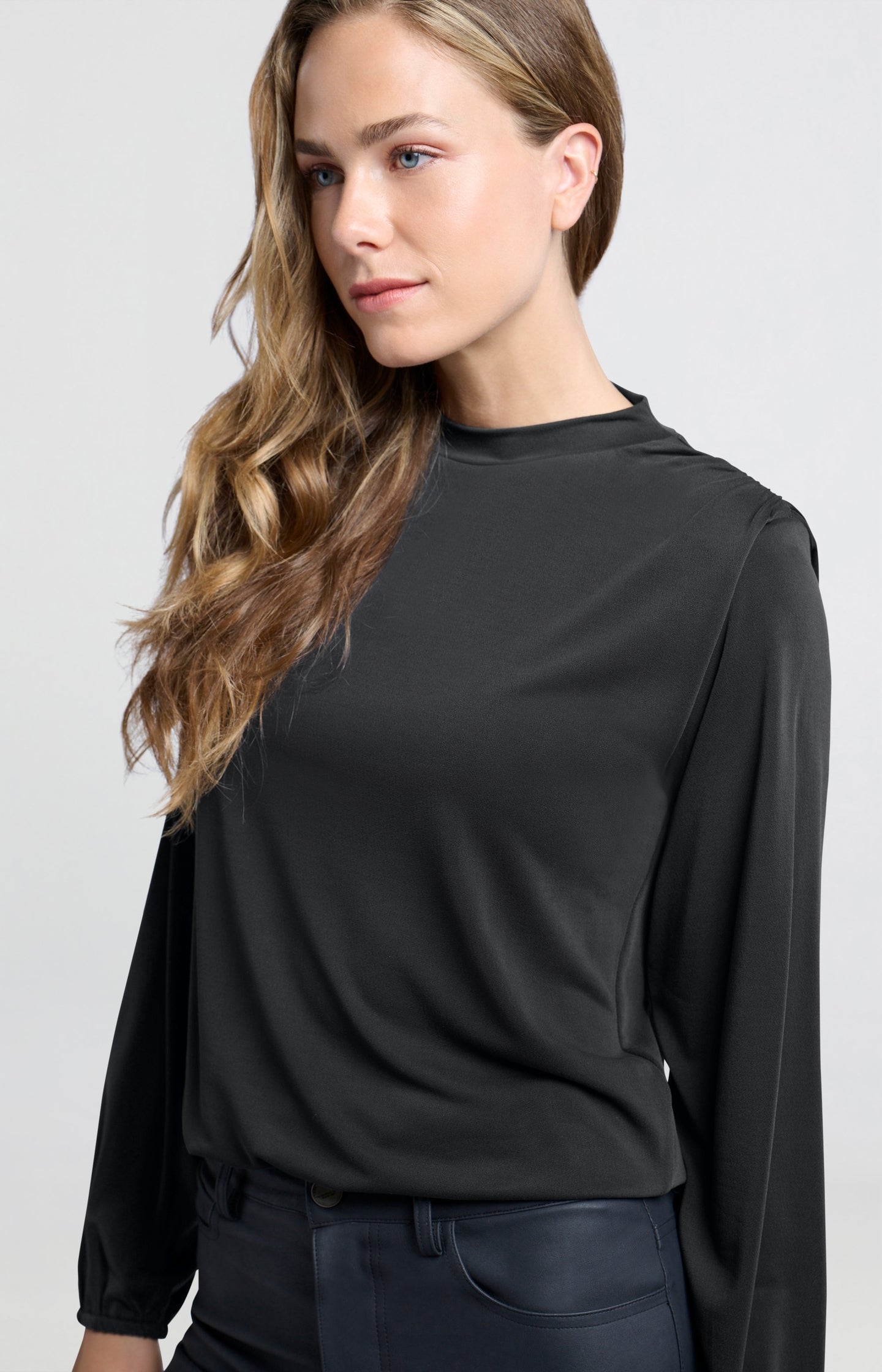 Flowing jersey top with long sleeves and round neck