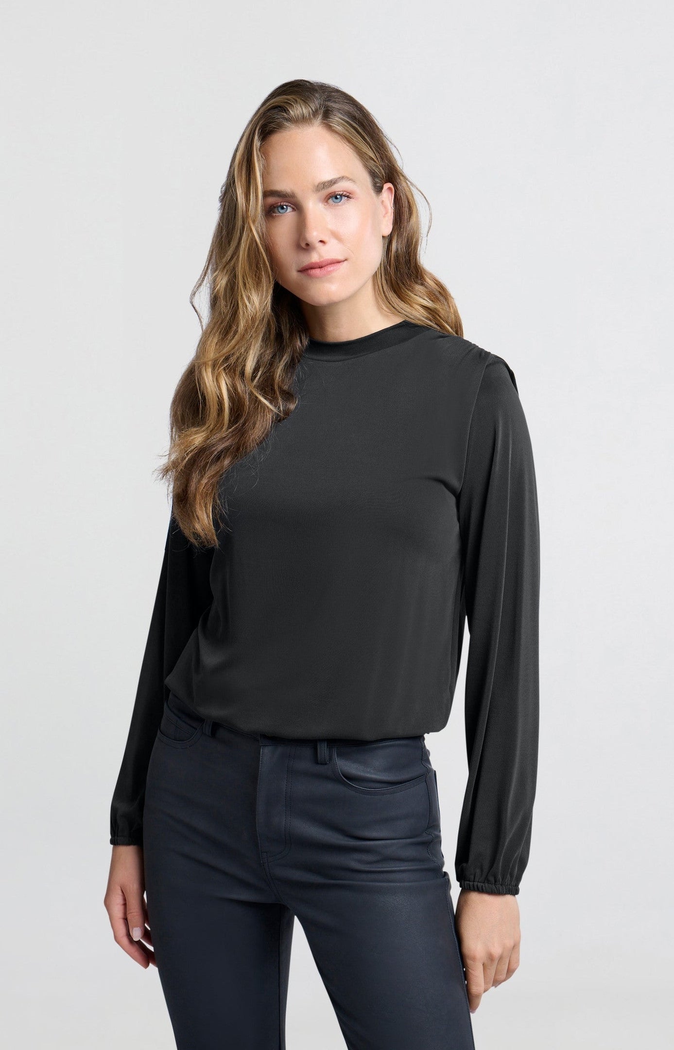 Flowing jersey top with long sleeves and round neck